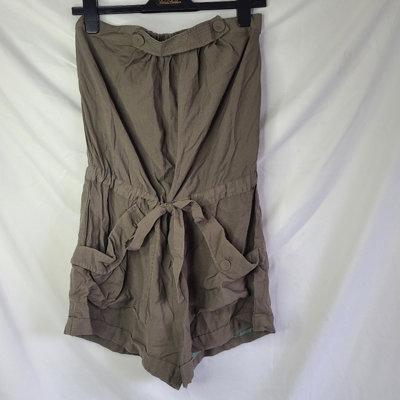 Bcbg maxazria romper. Size 6. On button is a little loose- otherwise EUC - Picture 3 of 8